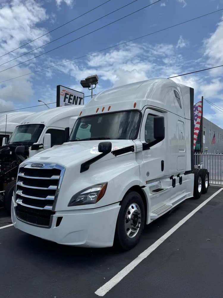 2018 Freightliner Cascadia Sleeper Trucks