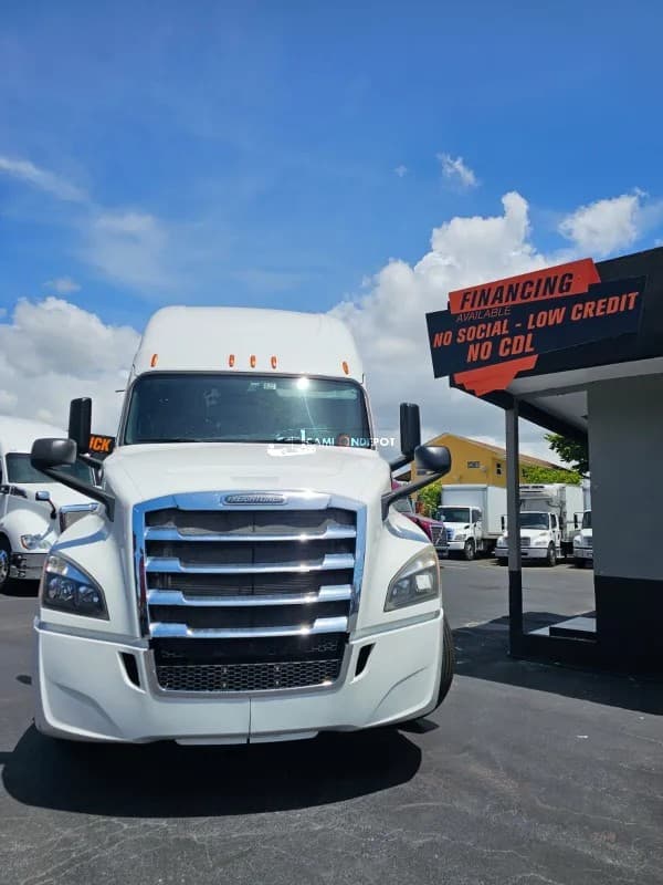 2018 Freightliner Cascadia Sleeper Trucks
