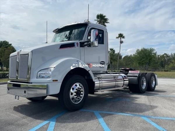 2025 Kenworth T880 Day Cab Trucks