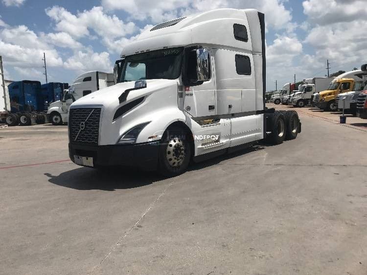 2022 Volvo VNL64860 Sleeper Trucks