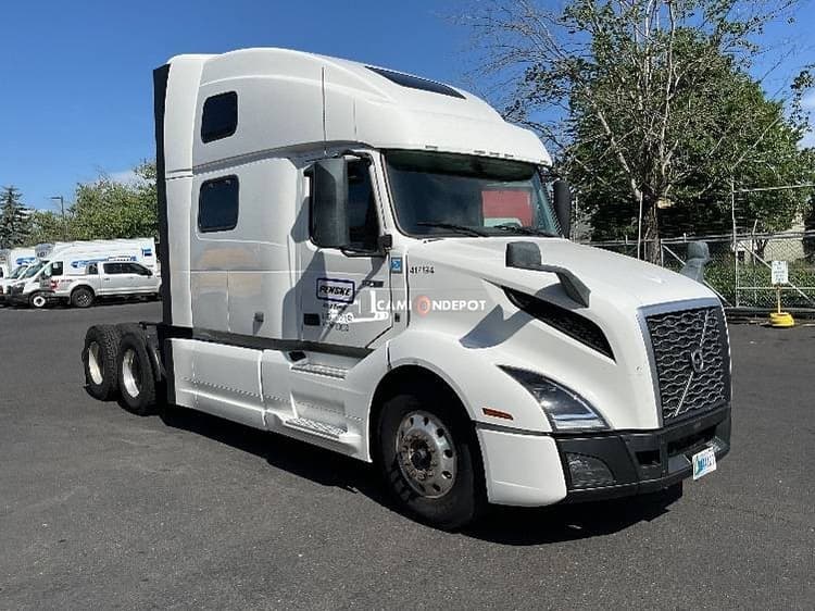 2022 Volvo VNL64860 Sleeper Trucks