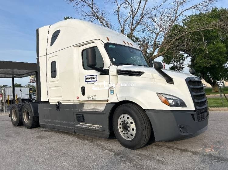 2022 Freightliner T12664ST Sleeper Trucks