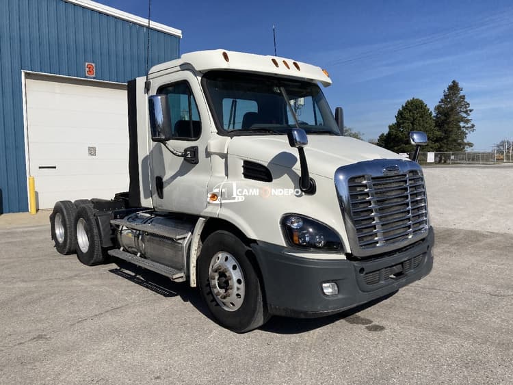 2015 Freightliner CASCADIA Day Cab Trucks