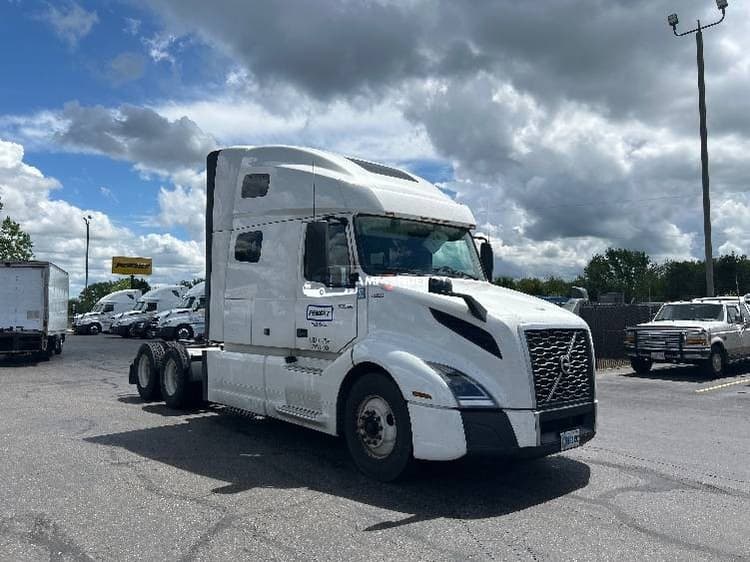 2022 Volvo VNL64760 Sleeper Tractor