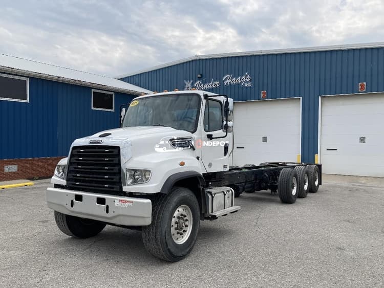 2021 Freightliner 114SD Cab & Chassis Trucks