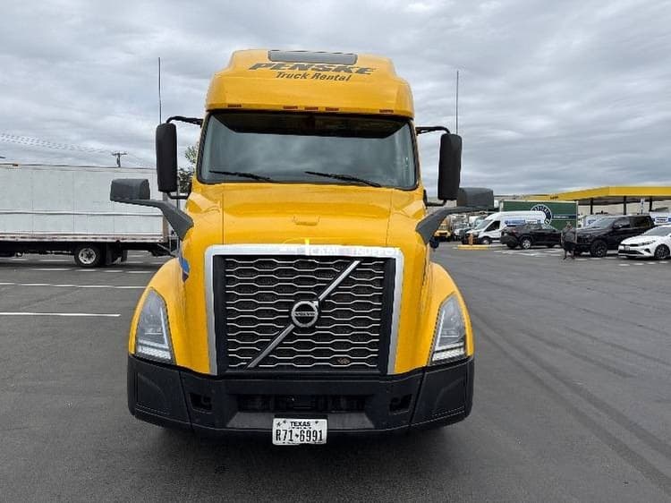 2022 Volvo VNL64760 Sleeper Trucks