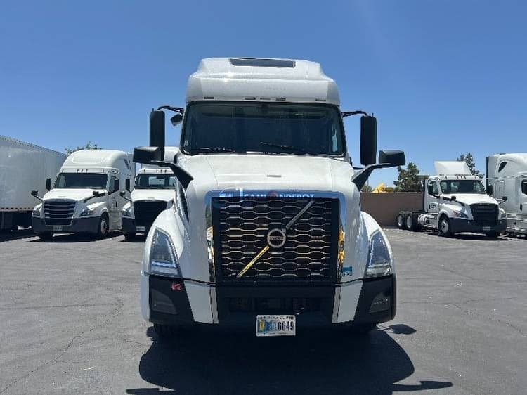 2022 Volvo VNL64760 Sleeper Trucks