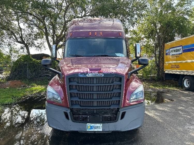 2022 Freightliner T12664ST Sleeper Trucks