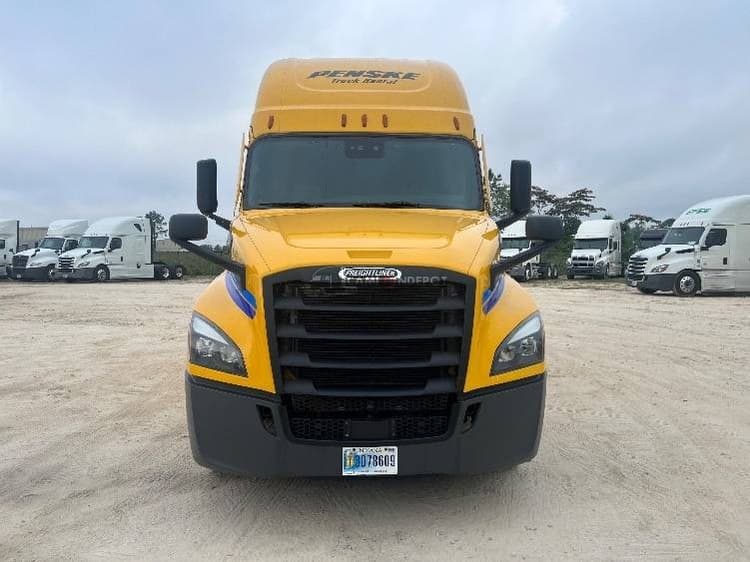 2022 Freightliner T12664ST Sleeper Trucks