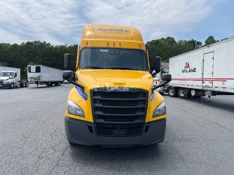 2022 Freightliner T12664ST Sleeper Trucks