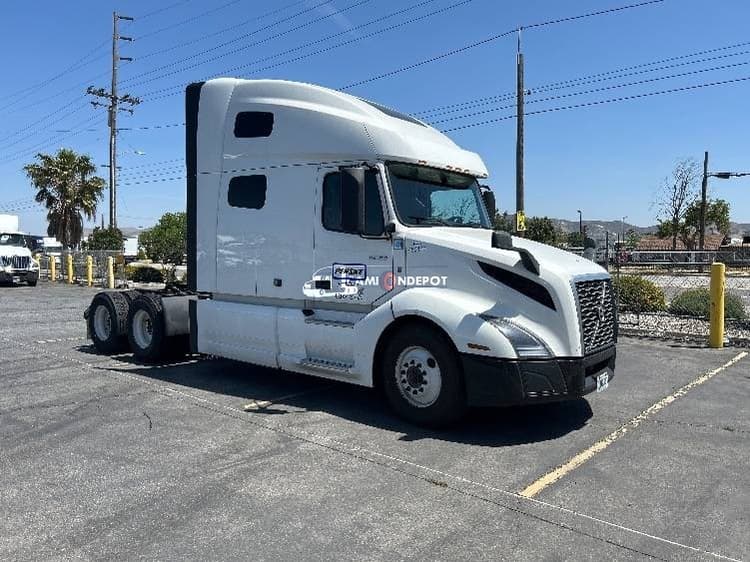 2022 Volvo VNL64760 Sleeper Trucks