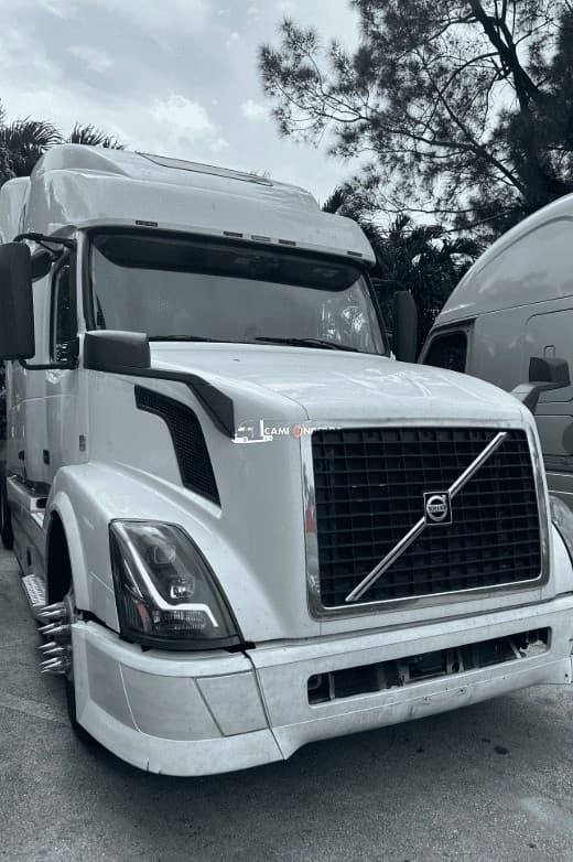 2015 Volvo VNL780 Sleeper Trucks