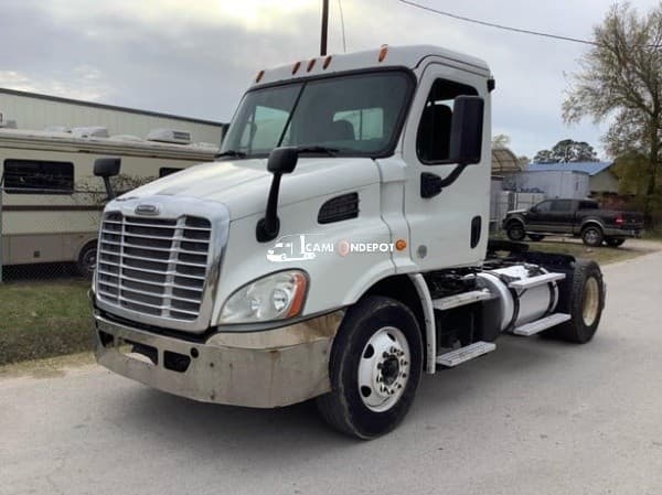 2011 Freightliner BUSINESS CLASS M2 112 Day Cab Trucks