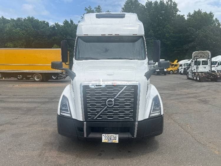 2019 Volvo VNL64760 Sleeper Trucks