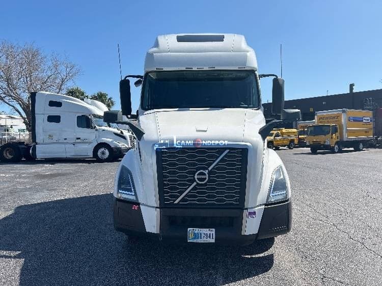 2022 Volvo VNL64760 Sleeper Tractor