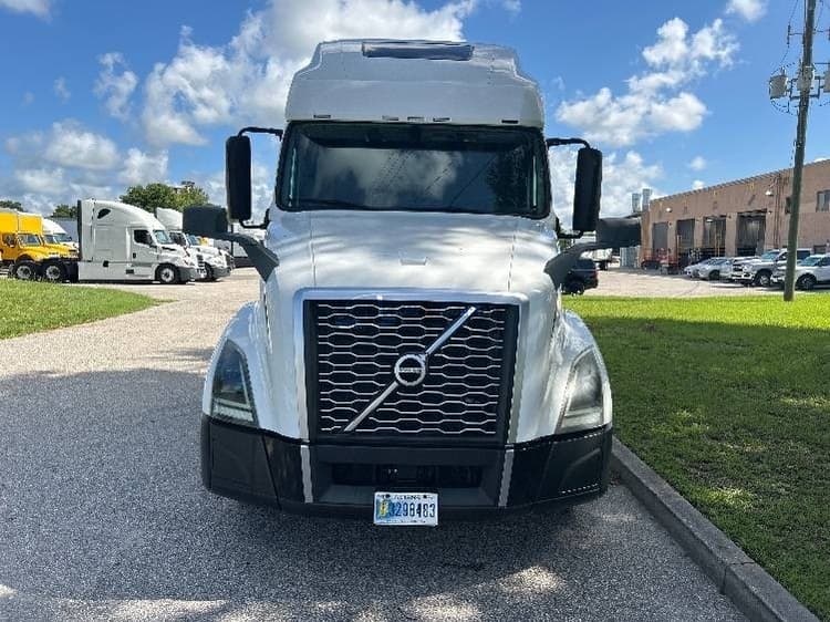 2019 Volvo VNL64760 Sleeper Tractor