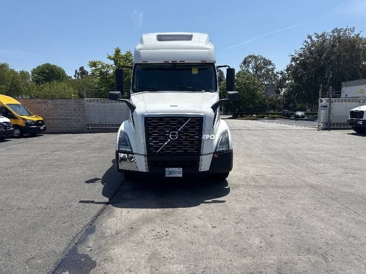 2023 Volvo VNL64760 Sleeper Trucks
