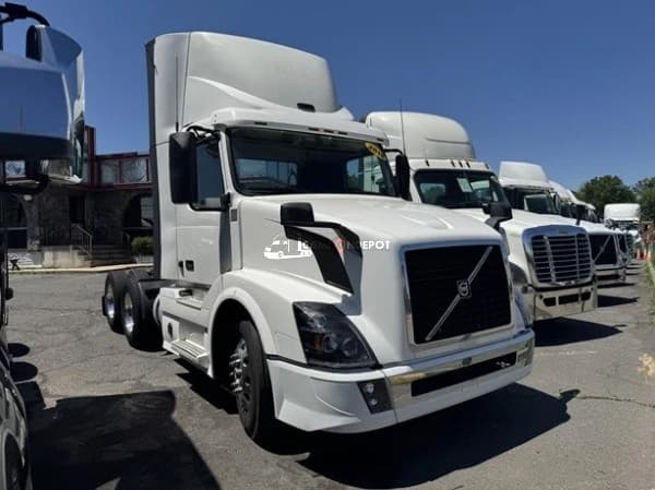 2018 Volvo VNL42T300 Day Cab Trucks