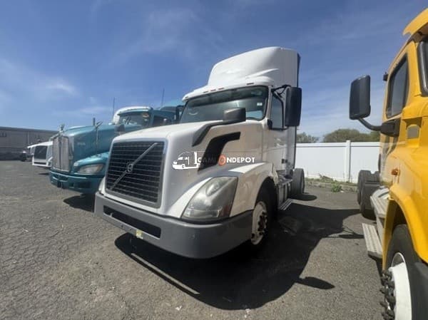 2016 Volvo  VNL42T300 Day Cab Trucks