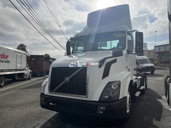 2015 Volvo VNL64T300 Day Cab Trucks
