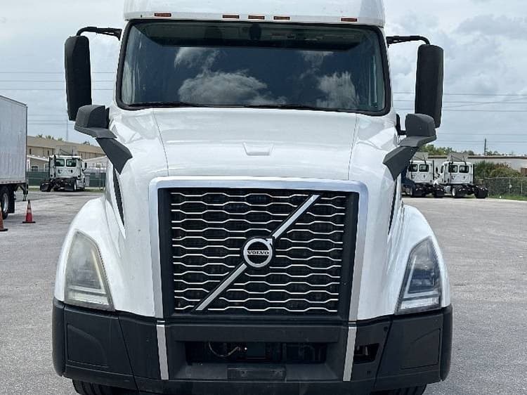 2019 Volvo VNL64760 Sleeper Trucks