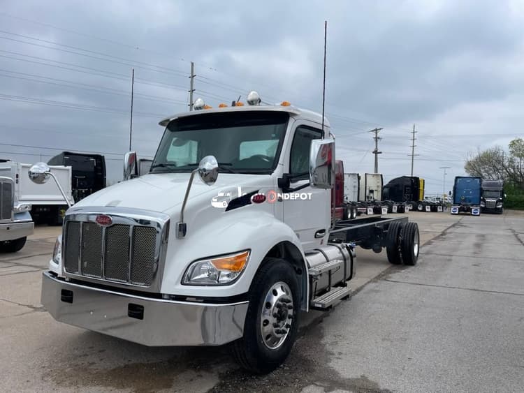 2025 Peterbilt 536 Cab & Chassis Trucks