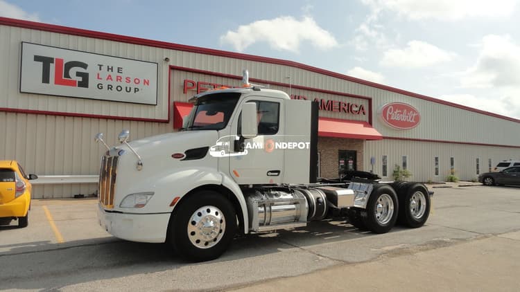 2015 Peterbilt 579 Day Cab Trucks