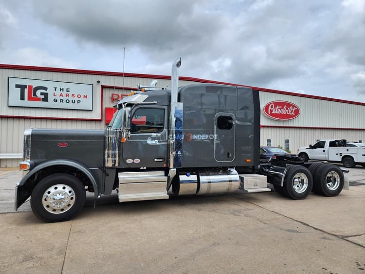 2026 Peterbilt 589 Sleeper Trucks