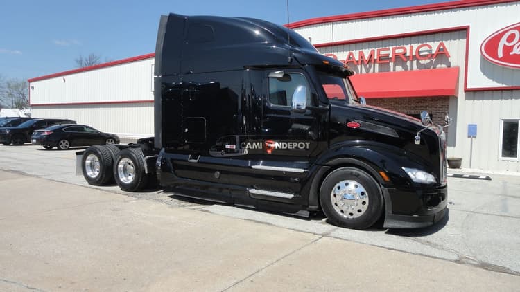 2024 Peterbilt 579 Sleeper Trucks