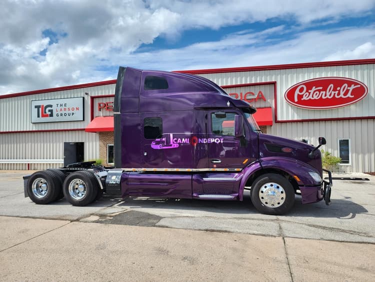 2022 Peterbilt 579 Sleeper Trucks