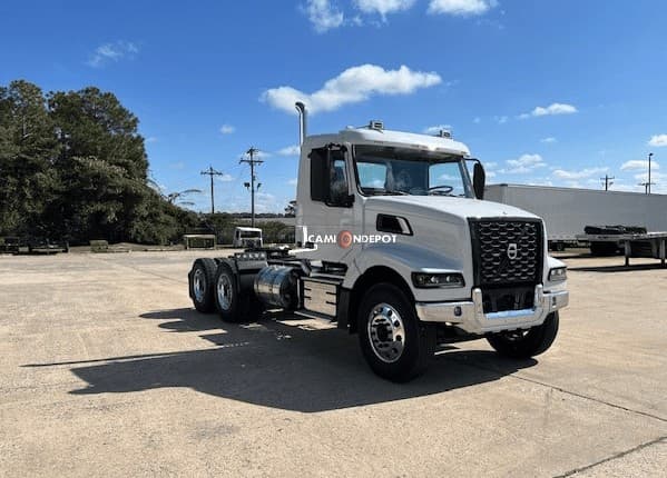 2025 Volvo VHD64FT300 Day Cab Trucks