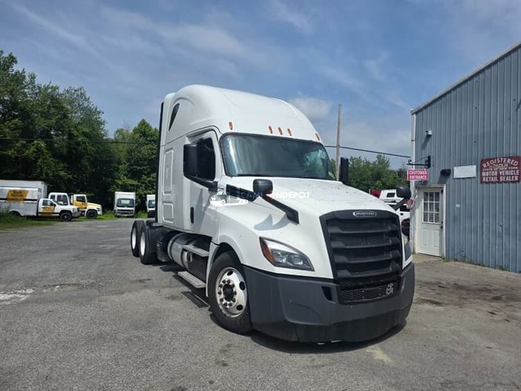 2018 Freightliner CASCADIA Sleeper Trucks