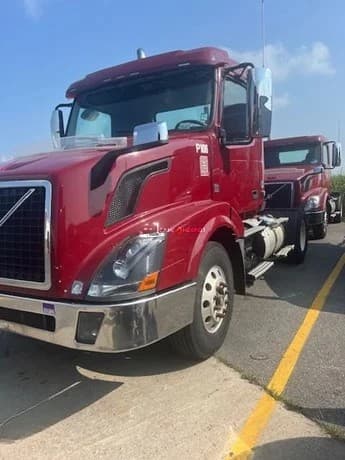 2017 Volvo VNL42T300 Day Cab Trucks