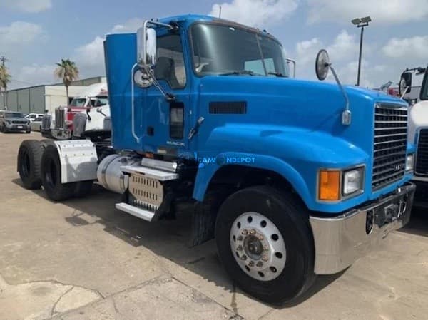 2015 Mack PINNACLE CHU600 Day Cab Trucks