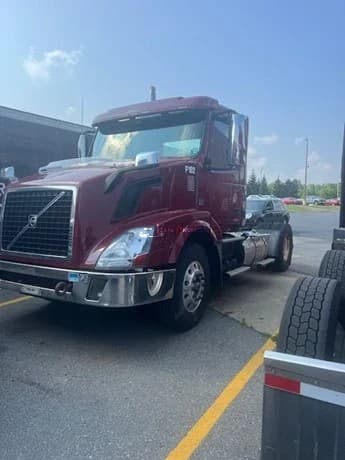2017 Volvo VNL42T300 Day Cab Trucks