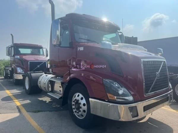 2017 Volvo VNL42T300 Day Cab Trucks