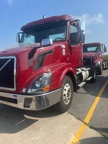 2017 Volvo VNL42T300 Day Cab Trucks