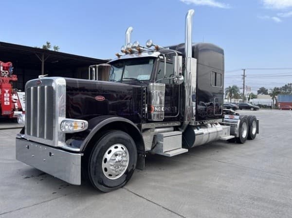 2023 Peterbilt 389 Sleeper Trucks