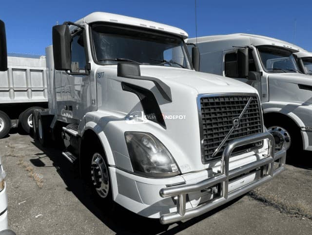 2012 Volvo VNL64T Sleeper Trucks