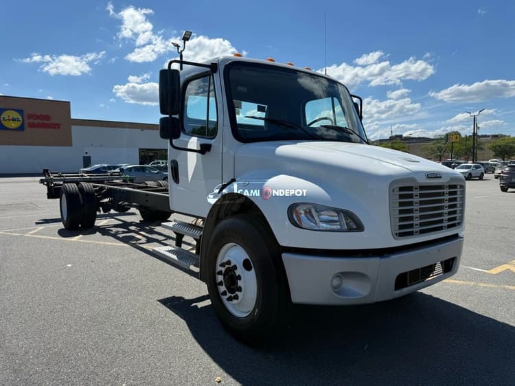 2022 Freightliner M106 Cab & Chassis Trucks