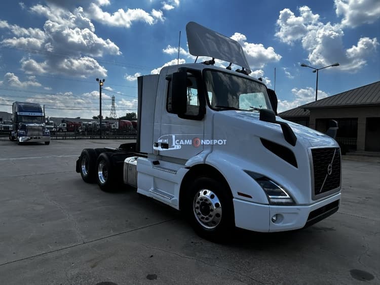 2020 Volvo VNR64T300 Day Cab Trucks