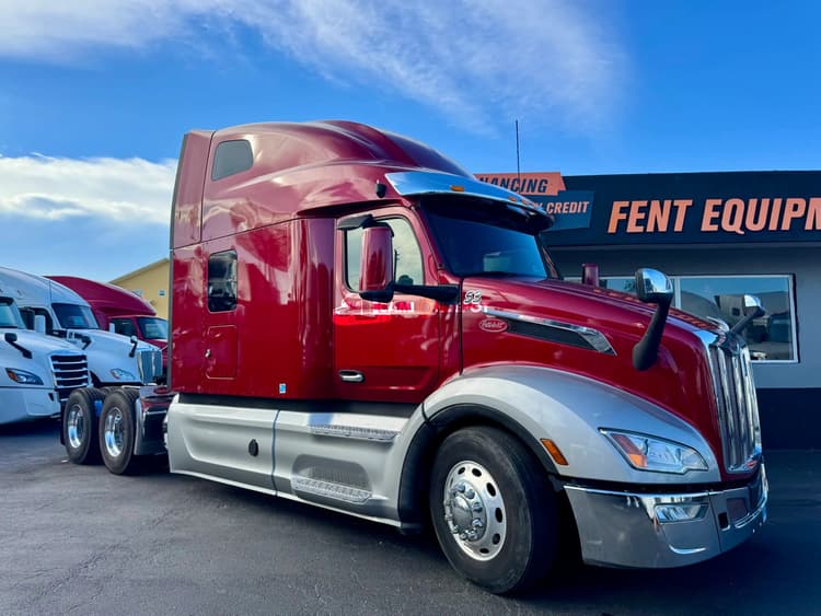 2023 Peterbilt 579 Sleeper Trucks