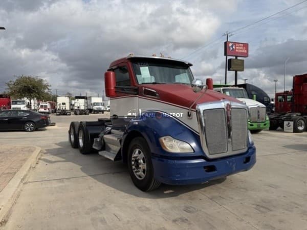 2013 Kenworth T800 Day Cab Trucks