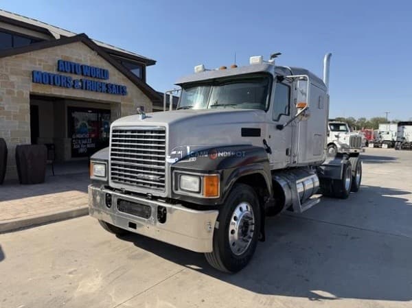 2011 Mack PINNACLE CHU613 Sleeper Trucks