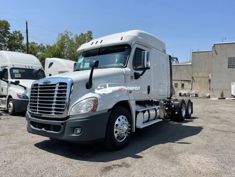 2016 Freightliner  CASCADIA Sleeper Trucks