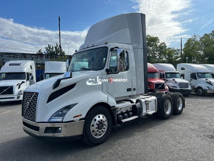 2019 Volvo VNL 300 Day Cab Trucks