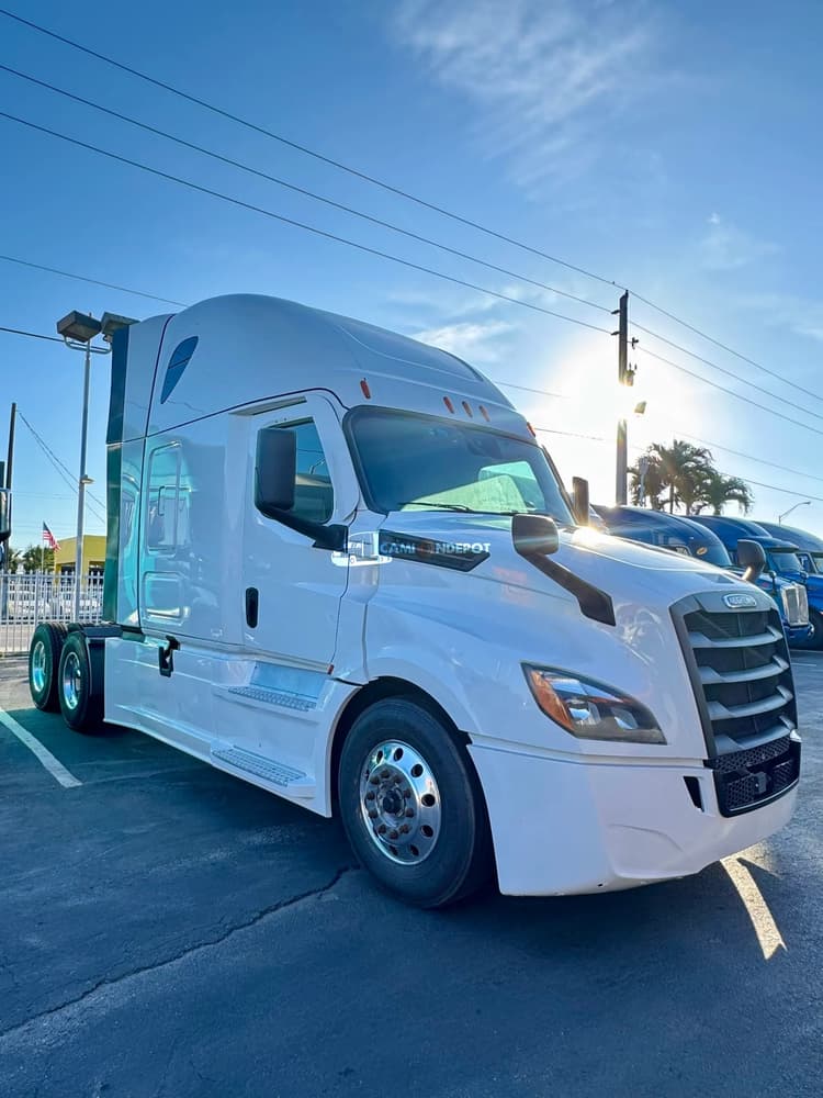 2021 Freightliner Cascadia Sleeper Trucks