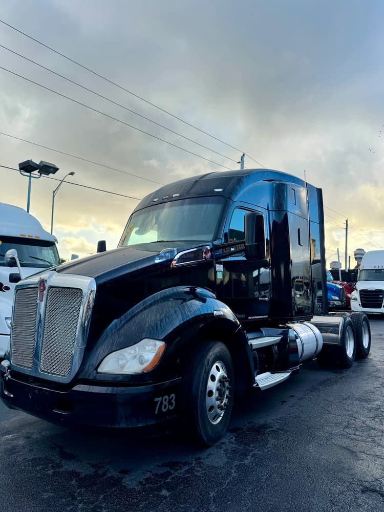 2014 Kenworth T680 Sleeper Trucks
