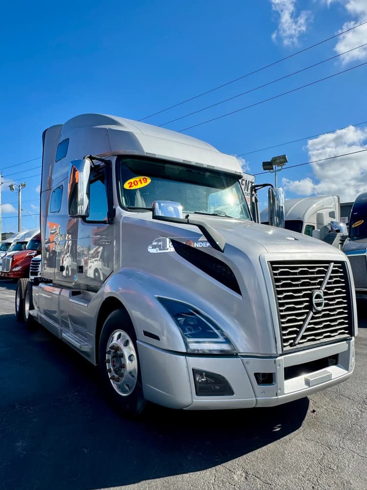 2018 Volvo 760 Sleeper Trucks