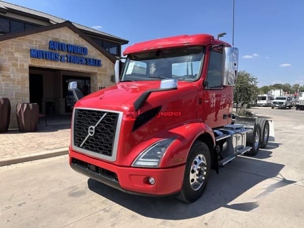 2022 Volvo VNR64T300 Day Cab Trucks